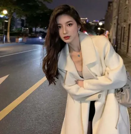 大宁久光中心商圈-闸北公园深夜慢跑-市北高新白领搞钱女孩：一场夜色中的财富与自由追逐
