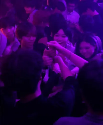 上海朵云书院滴水湖畔：一座悬浮于湖光之上的文化秘境🌊