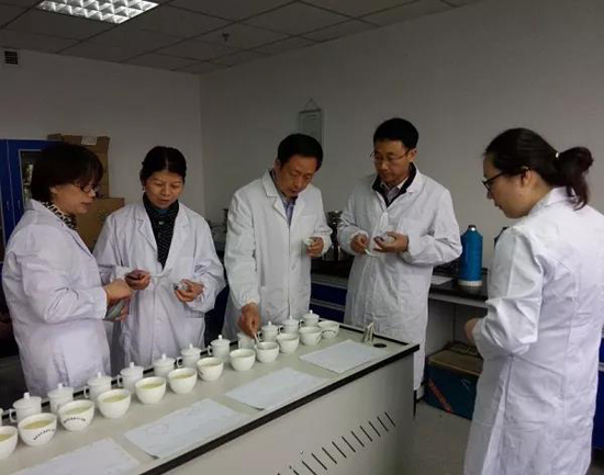 评茶师分辩茶叶味道的黑白