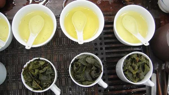 评茶师分辩茶叶汤色的黑白体例